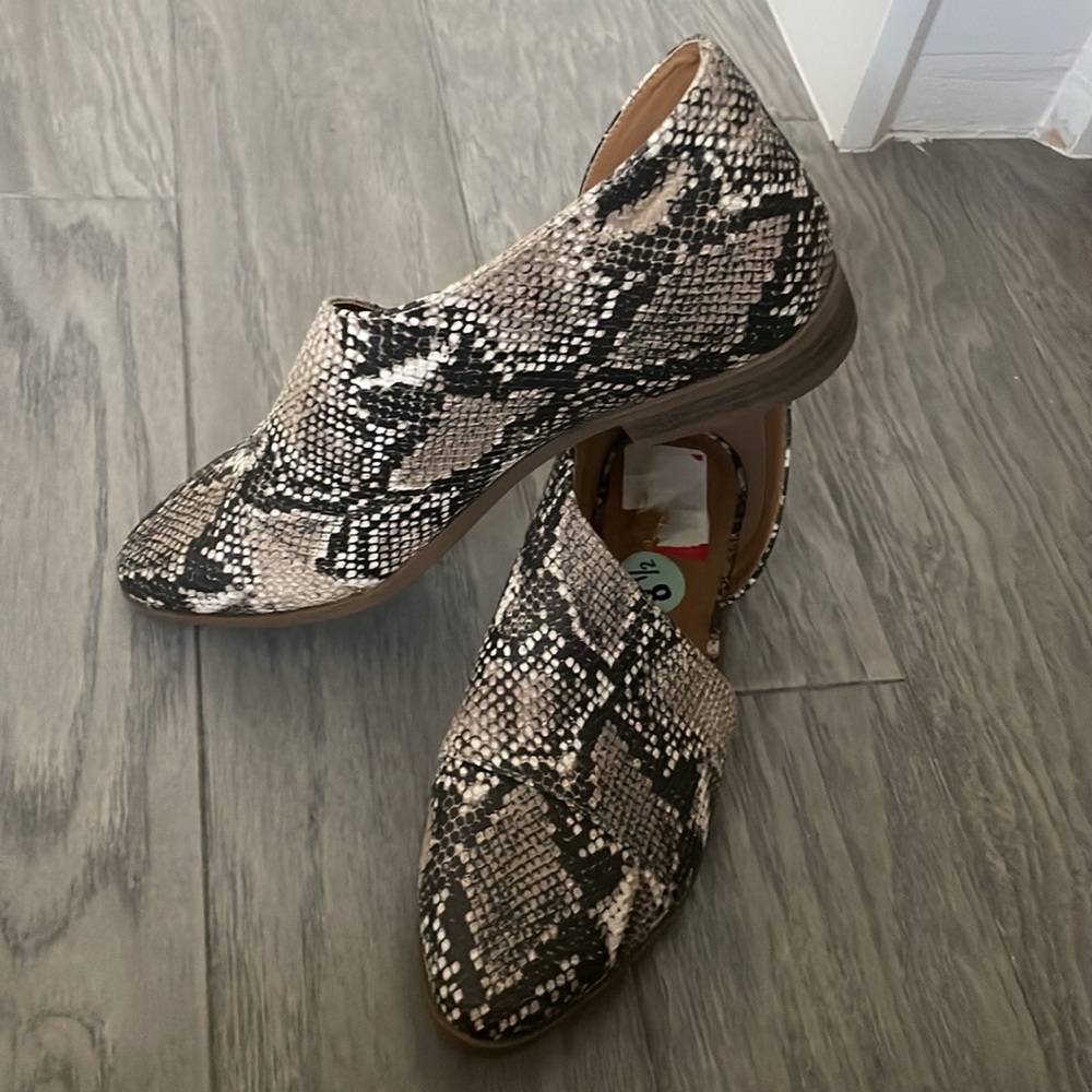 NWT SPLENDID slip on flat with open sides